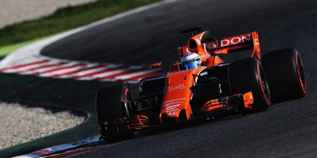 Día de aburrimiento en Montmeló, con pocos coches rodando por el mal tiempo
