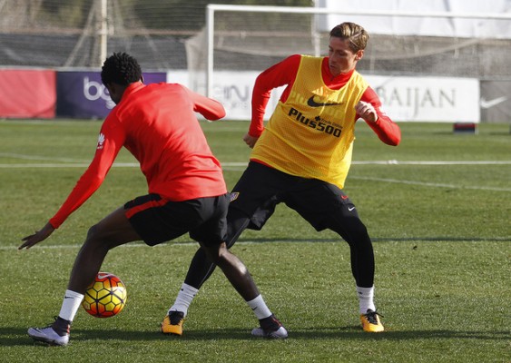El Atlético, con una defensa inédita, se mide al Eibar en el Calderón
