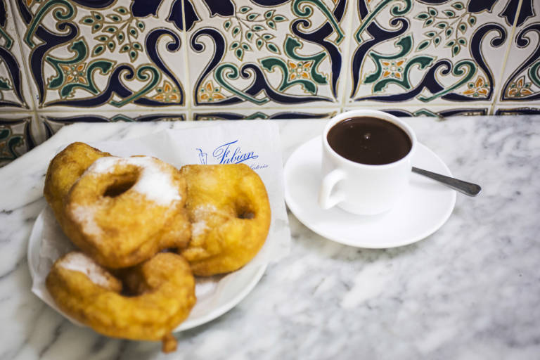 El desnudo solitario o la magia de un buñuelo