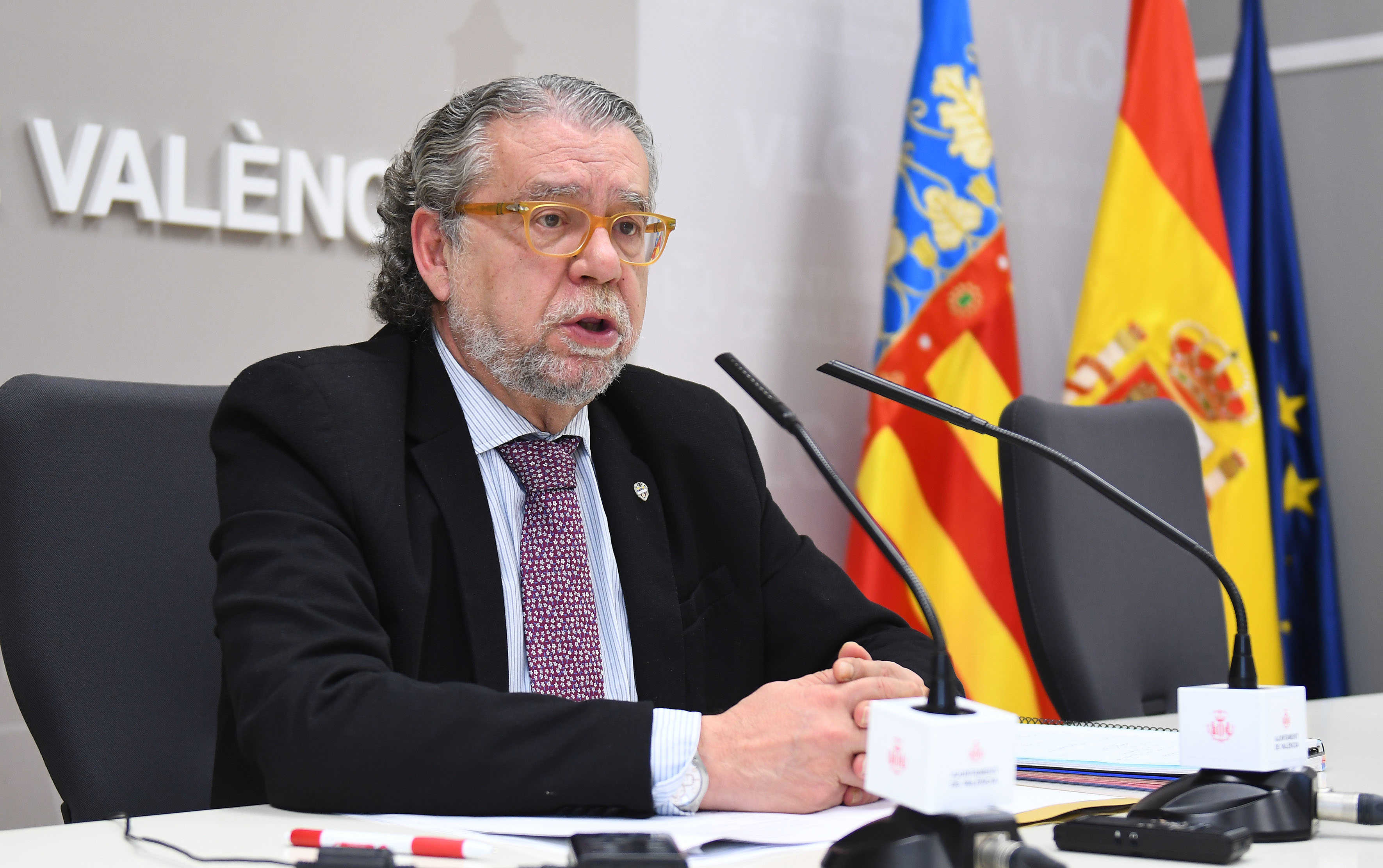 El concejal de Hacienda, Ramón Vilar, durante la rueda de prensa en la que explicó los acuerdos. - 