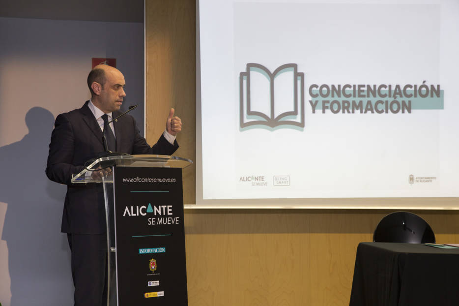 El alcalde de Alicante, Gabriel Echávarri, en la presentación del proyecto. Foto: PEPE OLIVARES - 