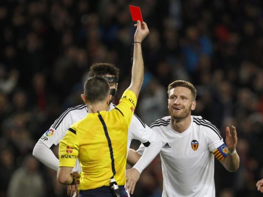 Mustafi, un partido de suspensión por su expulsión ante el Barcelona