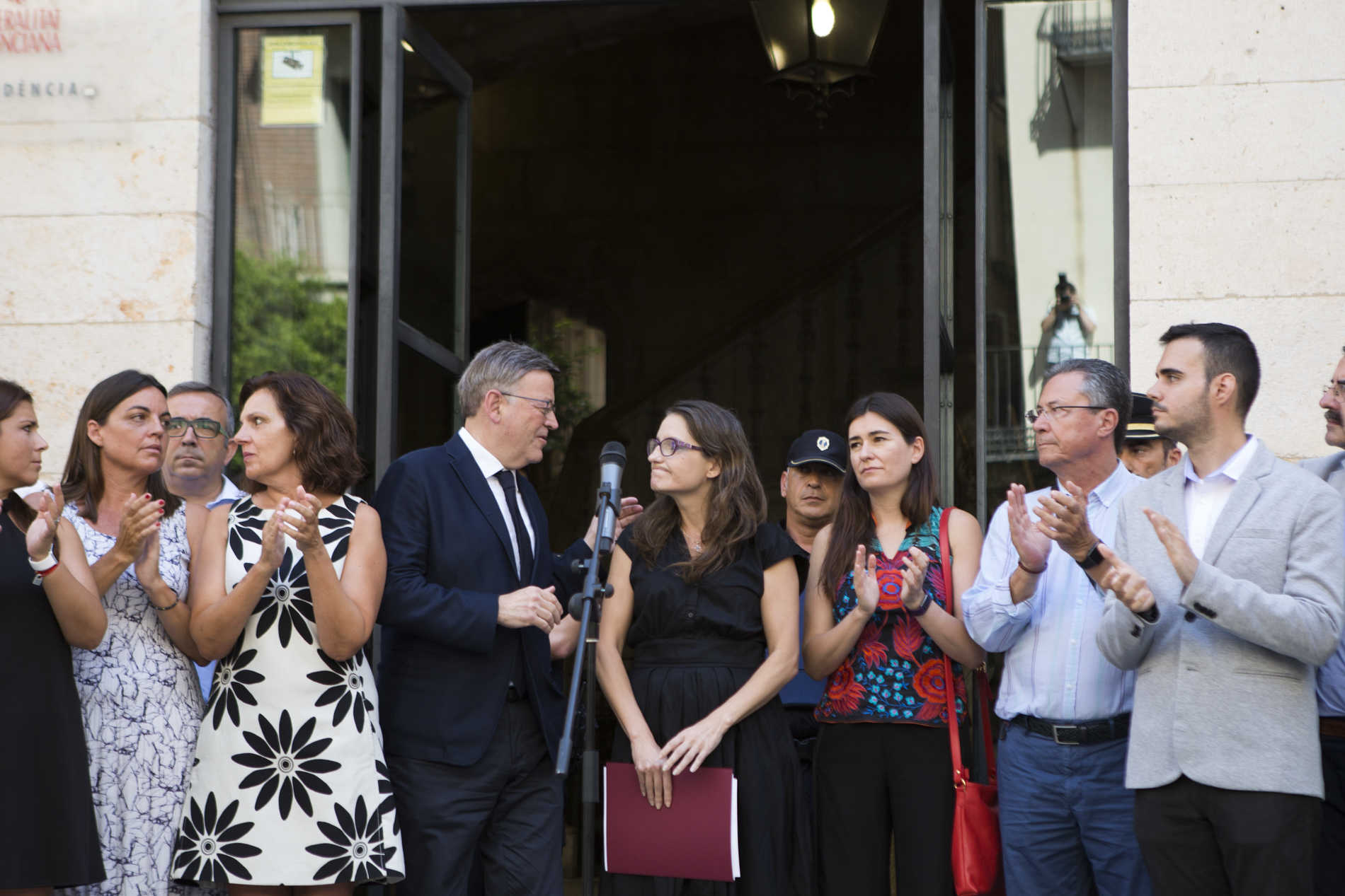 Minuto de silencio en la Generalitat por los atentados en Barcelona y Cambrils (Fotos: Estrella Jover)