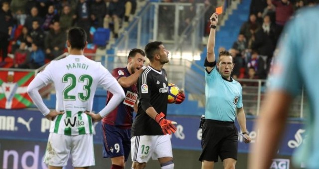 RFEF y LaLiga inician la formación de árbitros para el uso del VAR la próxima temporada