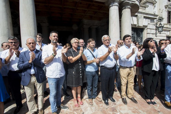 Concentración en repulsa por los atentados de Barcelona y Cambrils en el Ayuntamiento de València (Fotos: EVA MÁÑEZ)