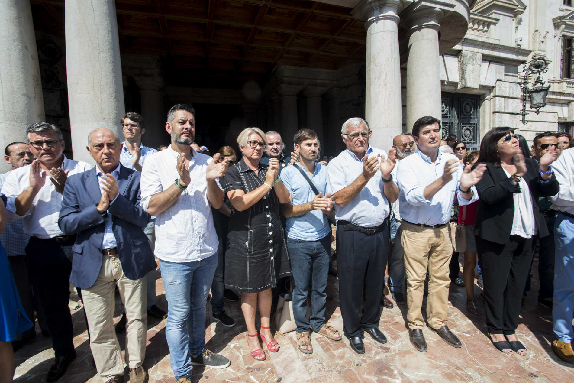 Concentración en repulsa por los atentados de Barcelona y Cambrils en el Ayuntamiento de València (Fotos: EVA MÁÑEZ)