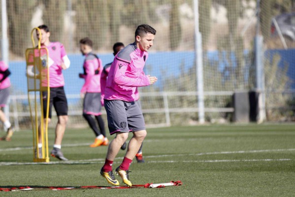 
Muñiz aísla a los jugadores y dirige el entrenamiento a puerta cerrada