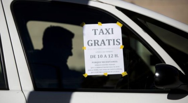 El PP y el sector del taxi lanzan una propuesta conjunta para regular las licencias de VTC
