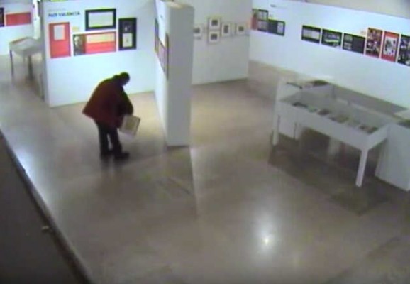 Las cámaras de seguridad del  Centre del Carme captan al ladrón de un retrato del museo