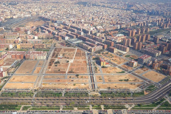 Alicante desatasca las licencias de obra mientras persiste el colapso en València