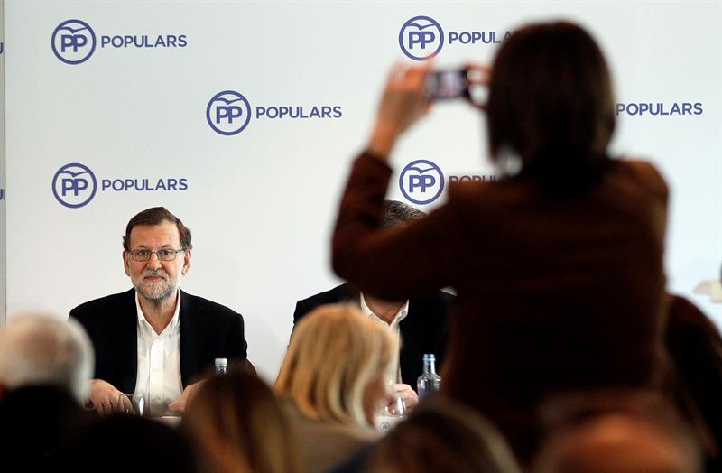 Rajoy dice que atenderá a Pedro Sánchez 