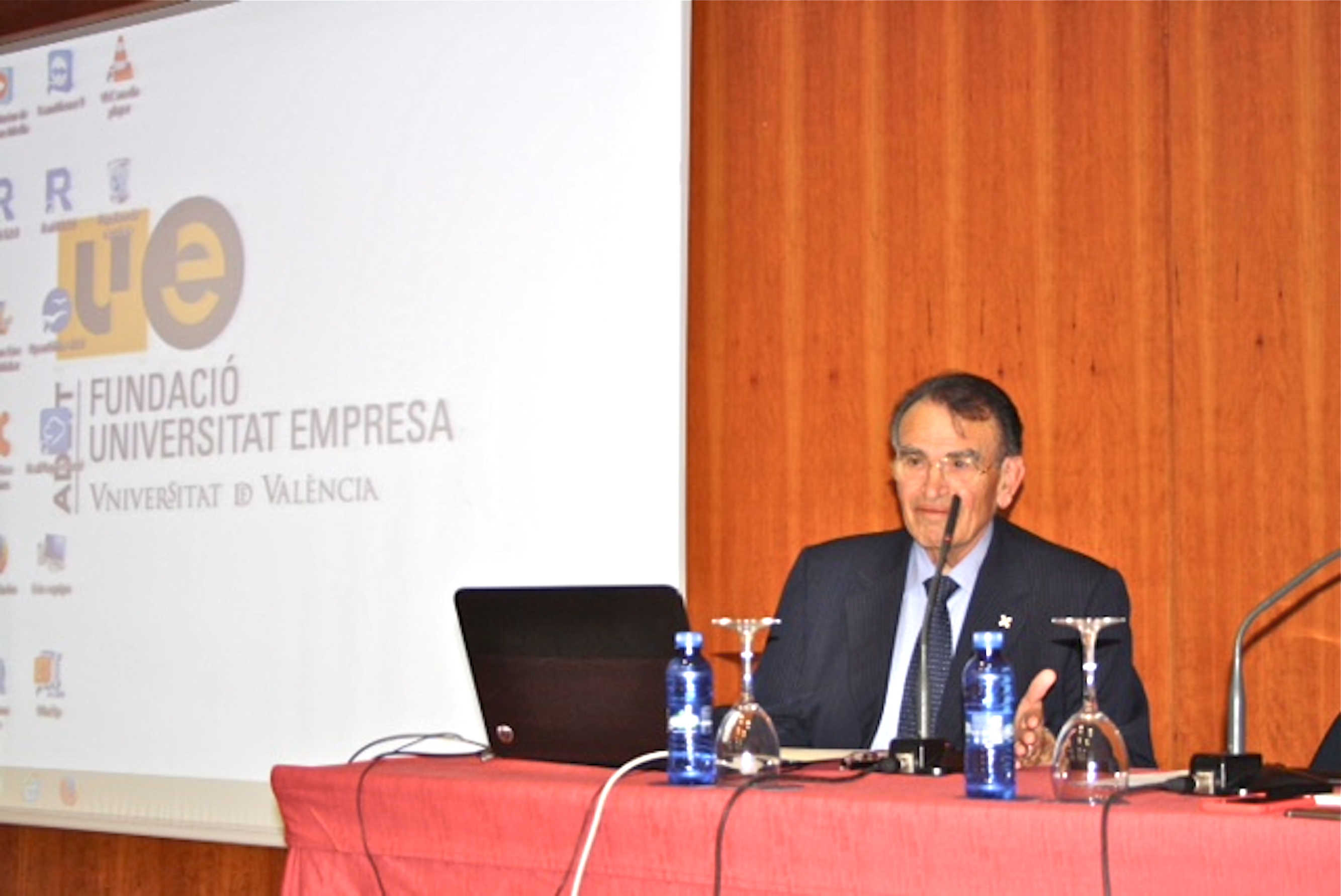 Antonio Ávila recibe el premio al Mérito en Criminología