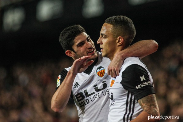 El Valencia se impone al Betis y no cede en su empeño por jugar la Champions