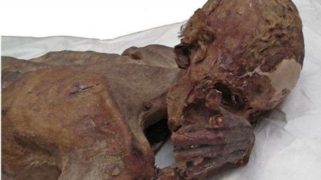 Descubren el tatuaje femenino más antiguo del mundo en una momia egipcia de hace 5.000 años

