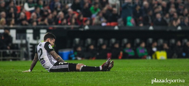 Santi Mina sufre una lesión muscular en la zona de los isquiotibiales