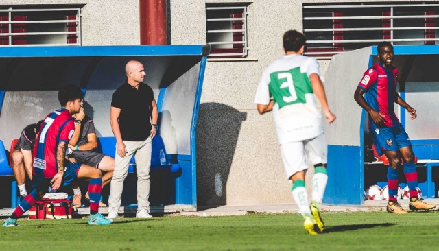 De rechazar el banquillo del Hércules a entrenar en Primera