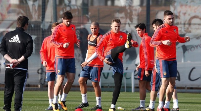 El Valencia CF se ejercita antes de viajar a Sevilla