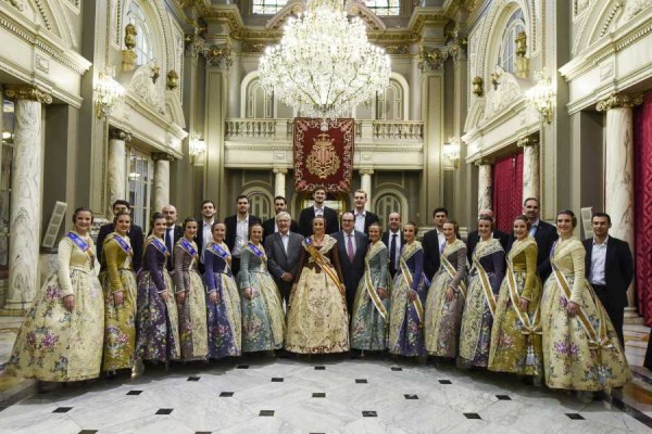 Valencia Basket disfrutó de una espectacular mascletà en el Ayuntamiento de Valencia