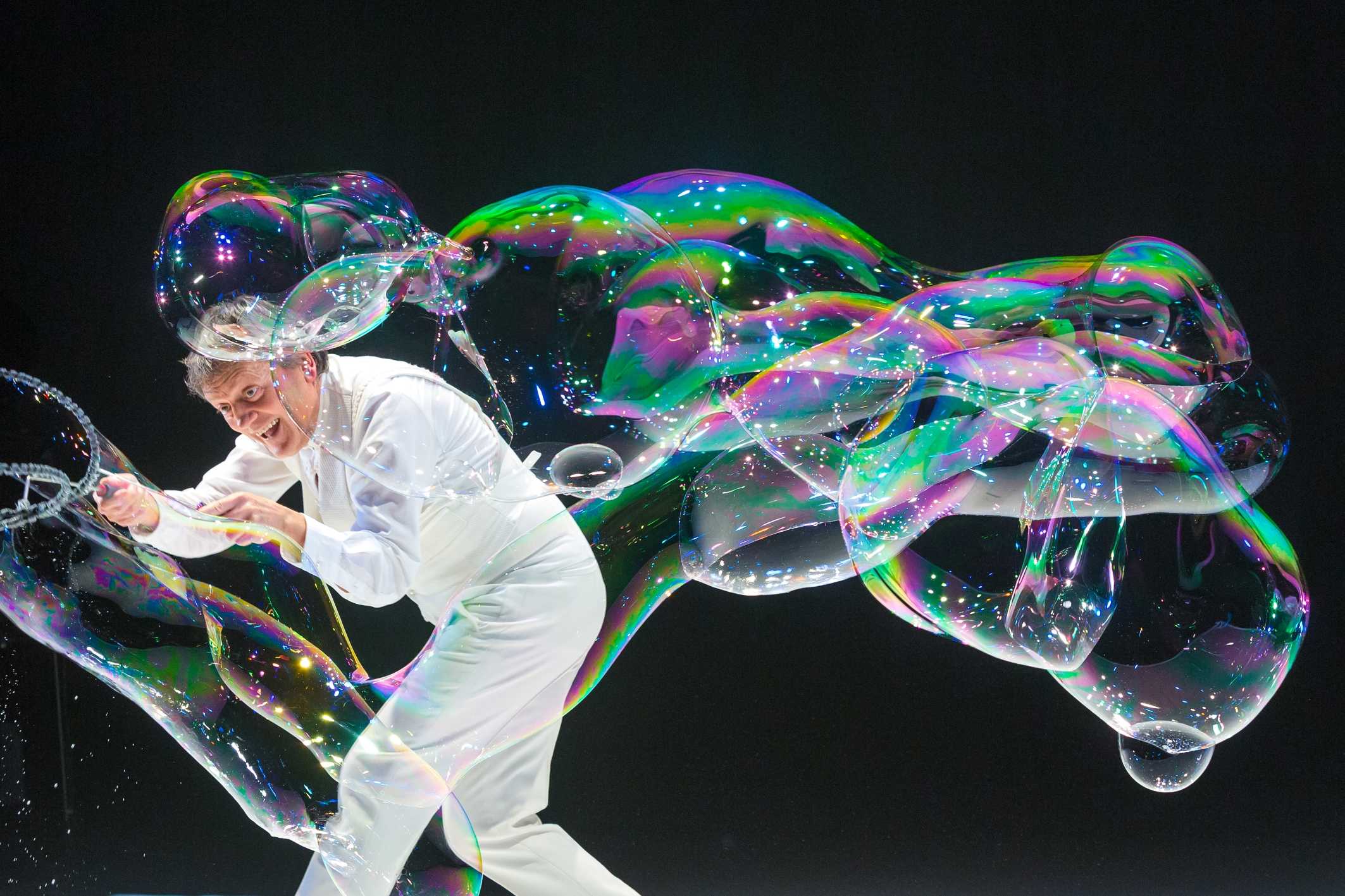 Pep Bou lleva a València 'Experiències', una antología de la experimentación con pompas