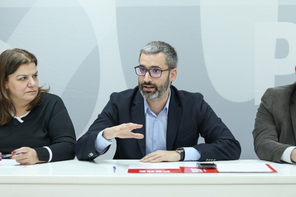 Lucas tiende la mano a todos los líderes locales del PSOE para unir al partido en su primer acto tras ser elegido