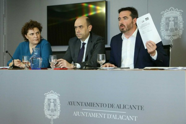 Echávarri descarta el espionaje y avanza que entregará el micro a la Policía para su análisis