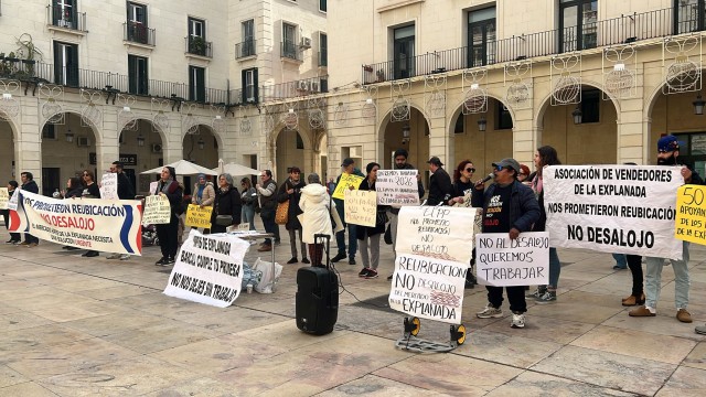 Los 'hippies' de La Explanada de Alicante persisten en su permanencia en el paseo con más protestas