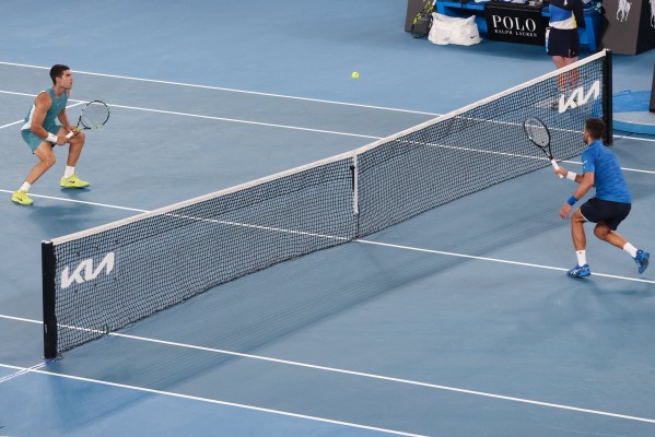 Adiós al sueño australiano de Alcaraz: Djokovic le remonta un partido tremendo en la Rod Laver