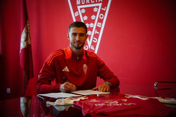 El delantero esloveno David Flakus llega al Real Murcia cedido por el Castellón