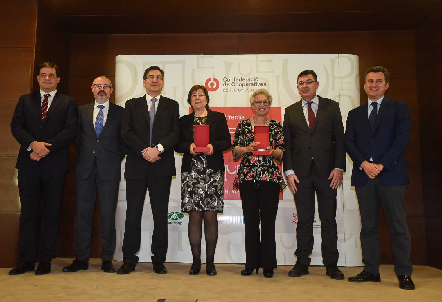 Las galardonadas en los XII Premios Pepe Miquel del Cooperativismo Valenciano, junto al presidente de les Corts Valencianes, Enric Morera; el presidente de la Confederació de Cooperatives de la CV; el presidente de Anecoop, Alejandro Monzón y el dire - 