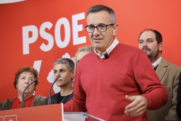 Conesa, que se impone en 26 de los 45 municipios, felicita a Lucas y se pone a su disposición