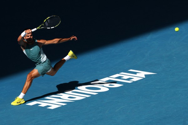 Alcaraz somete a Draper, retirado tras dos sets, y asoma un posible duelo con Djokovic en cuartos