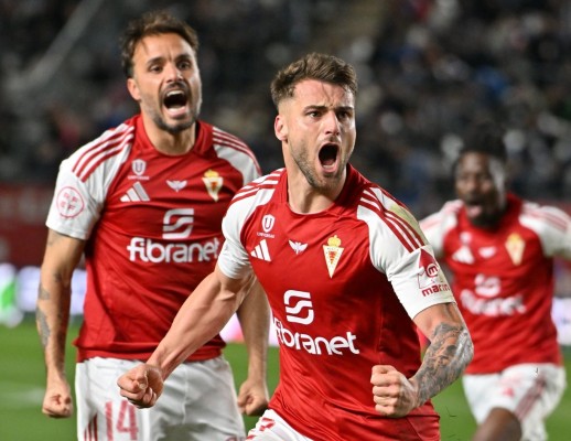 El Murcia, con gol de Raúl Alcaina, se lleva un duelo de rivalidad histórica delante de 23.050 personas