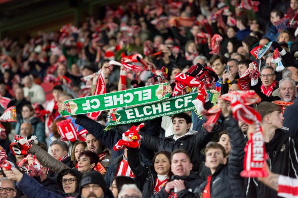 El Elche sale vivo de Gijón