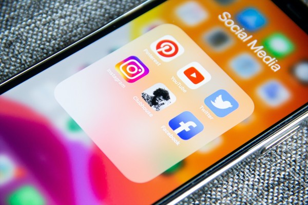 Las redes sociales perpetúan estereotipos de género y fomentan agresiones hacia mujeres y niñas