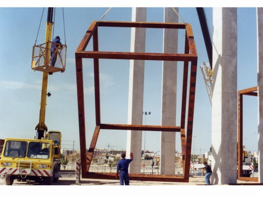 Bodes de plata per a la porta d’acer
