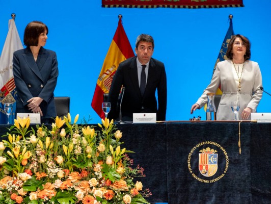 La reválida de Mazón en la UA tendrá que esperar: su golpe de efecto se queda en risas 