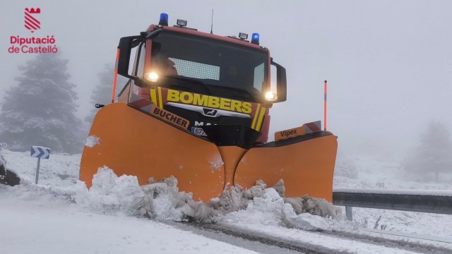 El Consorcio de Bomberos trabaja en la retirada de nieve en carreteras del interior de Castellón