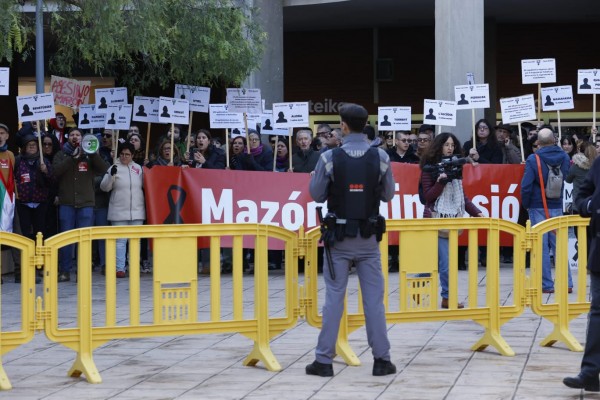 Una joven interrumpe la toma de posesión de la rectora de la UA y culpa a Mazón de las víctimas de la Dana