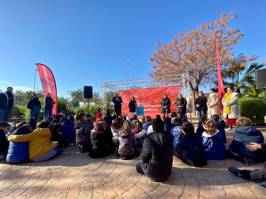 Escolares de Murcia participan en la plantación de árboles para fomentar el respeto medioambiental