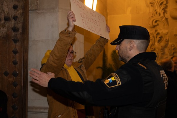 Una veintena de personas recibe a Mazón en Elche pidiendo su dimisión por la gestión de la dana