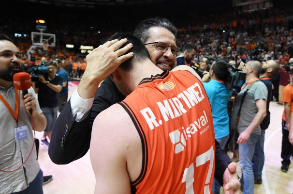 La Fonteta recibe a Pedro Martínez por primera vez tras el título de Liga
