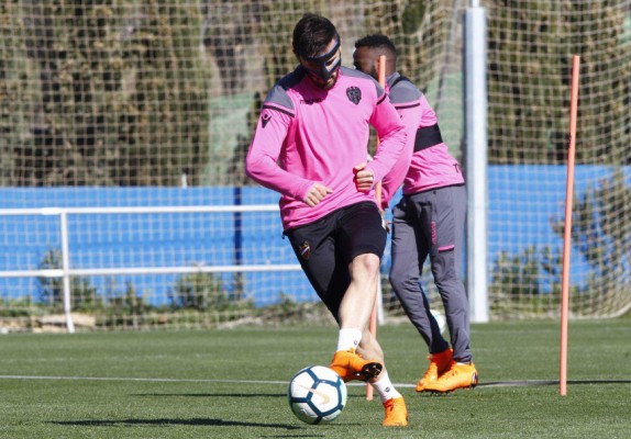 Sadiku se entrena con una protección en el tabique nasal