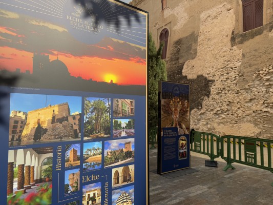 La Plaza de Santa Isabel acoge la exposición ‘Elche, el Cielo en la Tierra’