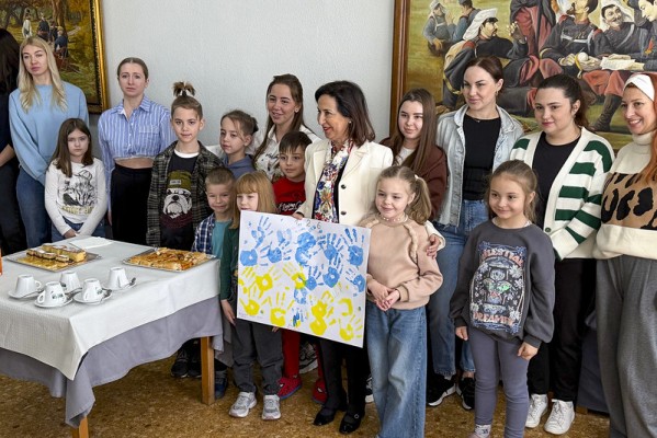 La residencia militar de Castelló acoge a un grupo 50 familias de combatientes ucranianos  
