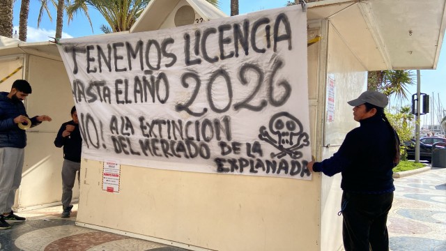 Los 'hippies' de La Explanada de Alicante acatan el cierre sin garantías de futuro