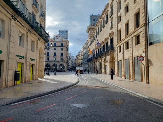 Alicante reabre al tráfico la Plaza del Ayuntamiento hasta su peatonalización, a finales de 2025