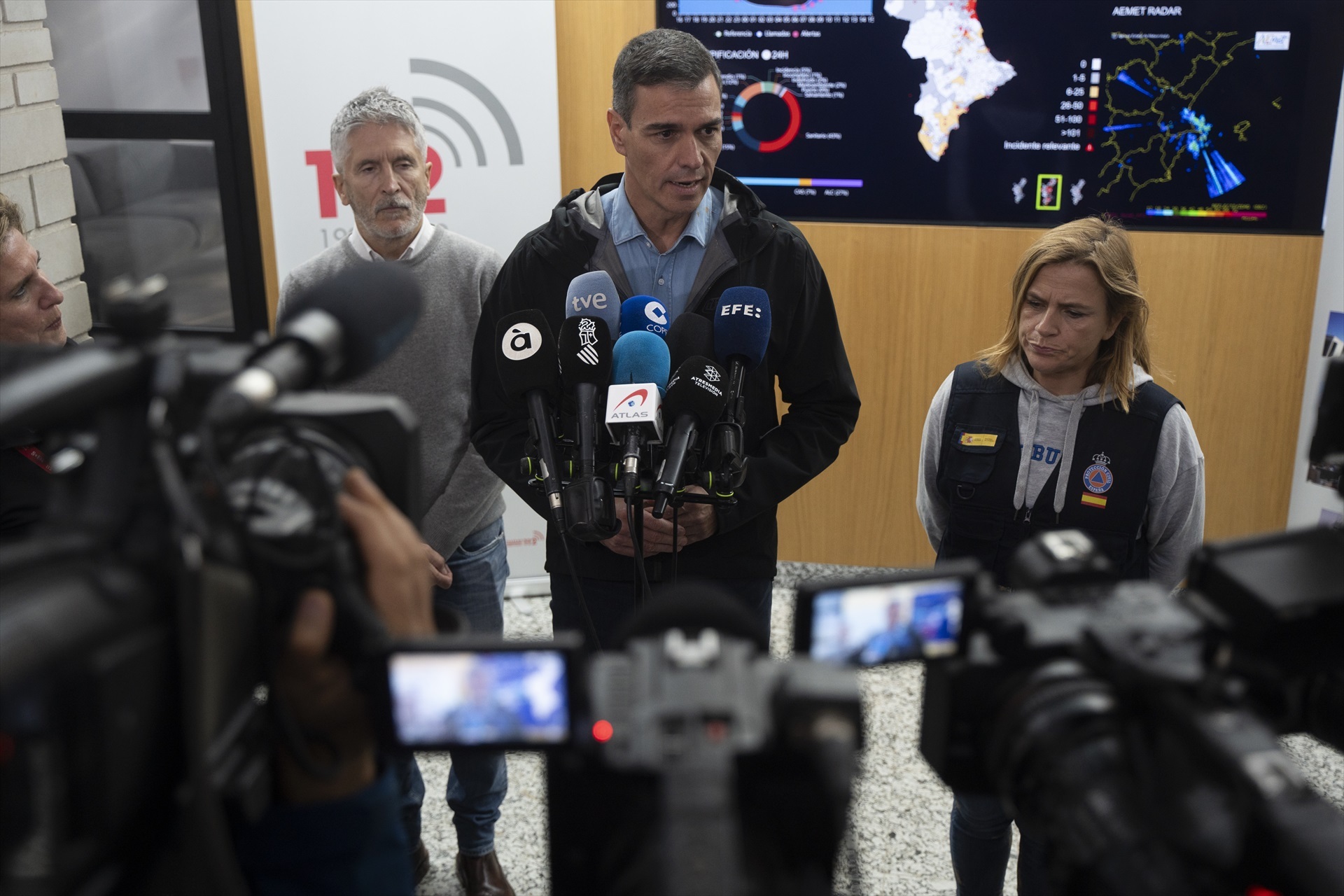 Moncloa impone un silencio estratégico: ni entrevistas, ni comparecencias... para que Mazón siga en el foco