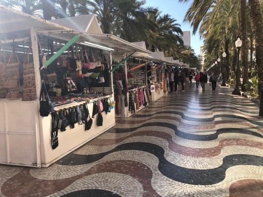 Los 'hippies' de La Explanada de Alicante afrontan su cierre sin reubicación tras 40 años en el paseo