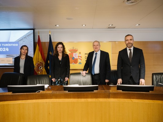 España logra un 2024 récord en turistas y gasto, con 94 millones de viajeros y 126.000 millones de euros
