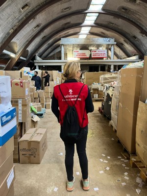 Los voluntarios de Mapfre en Valencia ayudan a los afectados y reparten ilusión a los más pequeños